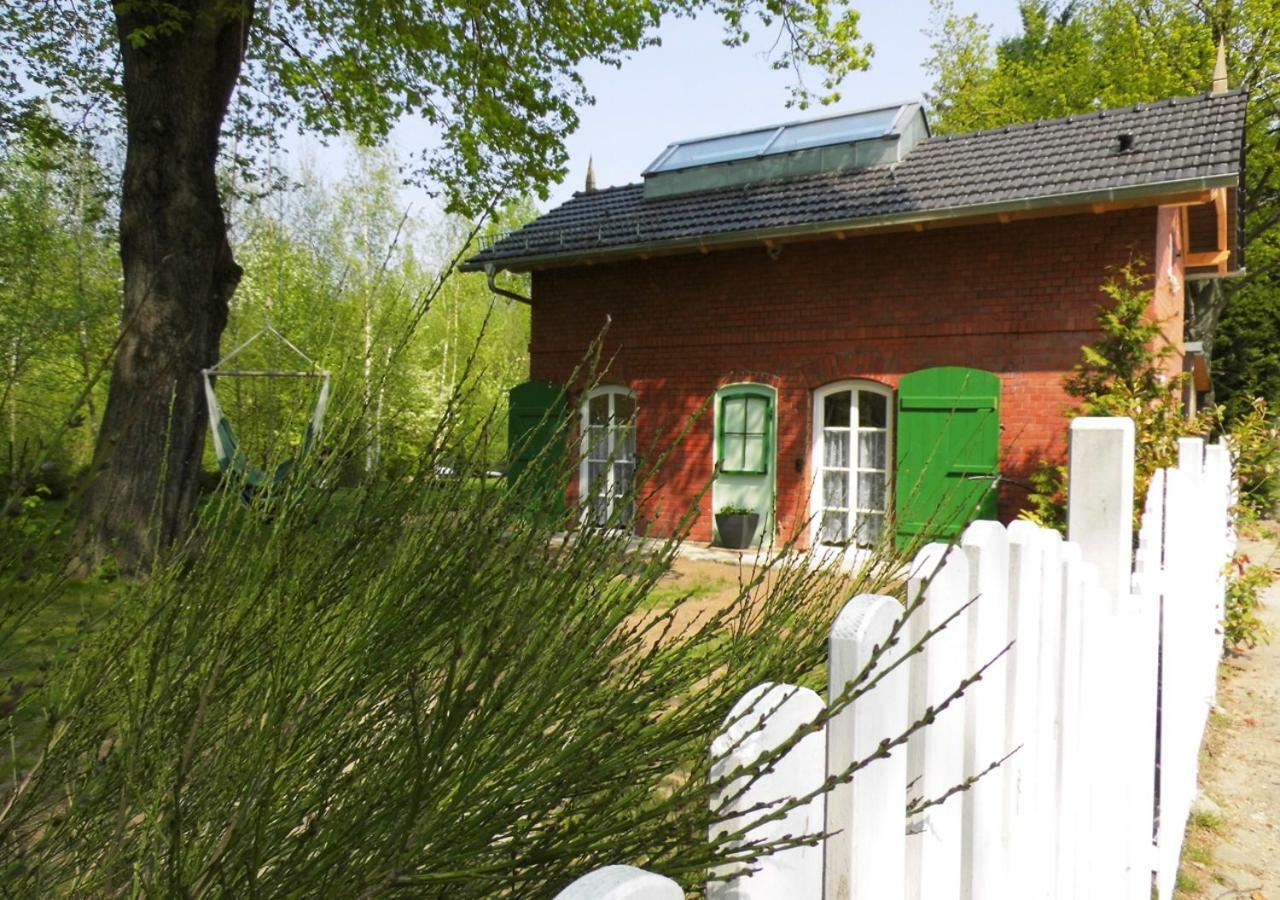 Bahnhof Droyssig - Uebernachten Im Denkmal Exterior foto